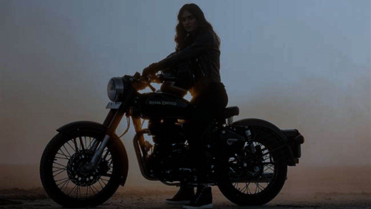 https://www.jagranimages.com/images/newimg/13112024/13_11_2024-royal_enfield_classic_0935_23830556.jpg