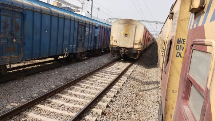 घटना के बाद मालगाड़ी और पैसेंजर ट्रेन के बीच खड़ी जन साधारण एक्सप्रेस : जागरण
