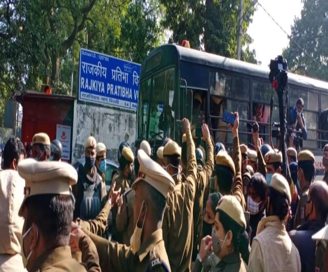 आप विधायक राघव चड्ढा अपने घर के बाहर