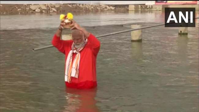 नरेंद्र मोदी का वाराणसी दौरा: श्री काशी विश्वनाथ धाम का नया रूप, PM ने लगाई गंगा में डूबकी; देखें तस्वीरें