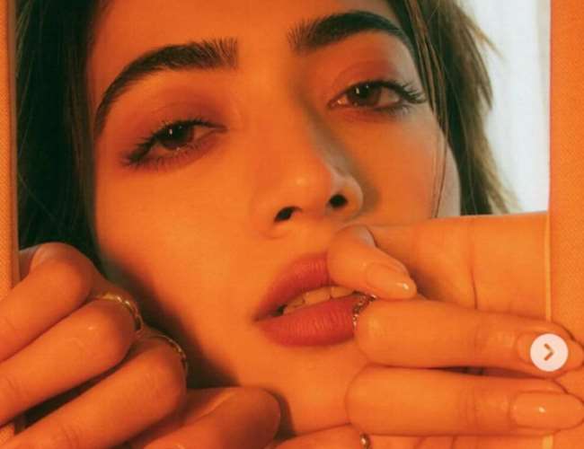 rashmika mandanna sizzles as pushpa actress wear black sleeveless blouse sari photos viral in social media fans go crazy