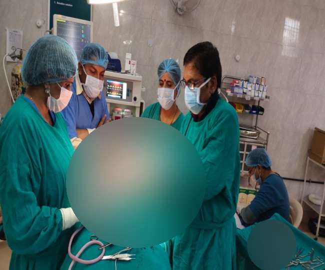 दादरी के नागरिक अस्पताल में सिविल सर्जन ने अन्य चिकित्सकों के साथ की महिला की सफलतापूर्वक सर्जरी