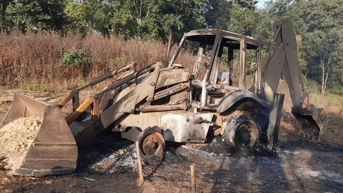 माओवादी उग्रवादियों ने सड़क निर्माण कार्य में लगी दो जेसीबी को फूंका