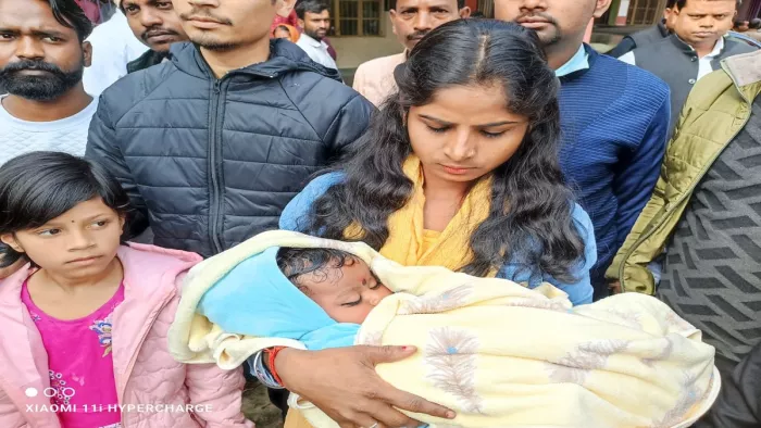 ममता देवी की आठ साल की बेटी और गोद में बेटा