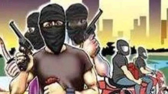 फिल्मी अंदाज में सीबीआई अफसर बनकर व्यापारी के घर पर मारा छापा, 30 लाख नकदी और गहने लूट कर फरार