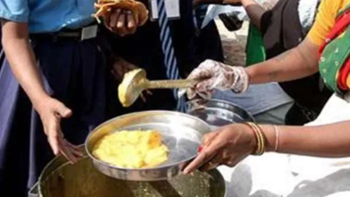 Jaunpur: अनुसूचित जाति की रसोईया का बनाया खाना अध्यापिका ने फेंका
