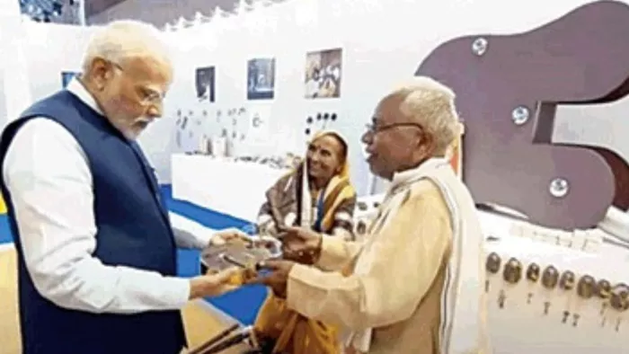 पीएम के जन्म दिन पर पीतल का ताला भेंट करते सत्यप्रकाश शर्मा। सत्यप्रकश शर्मा l फाइल फोटो सौ. स्वजन
