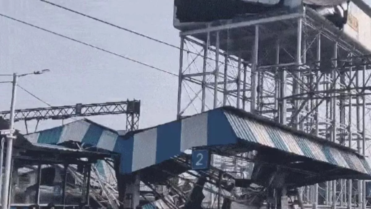 Bengal: बर्द्धमान में रेलवे टंकी गिरने से तीन यात्रियों की मौत, 30 जख्मी; अफरा-तफरी मची
