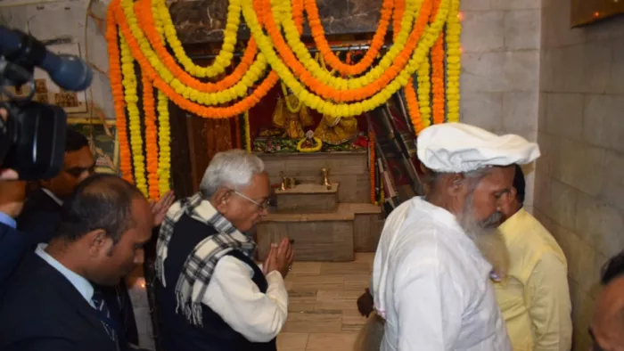 सीतामढ़ी। पुनौरा धाम जानकी मंदिर में दर्शन पूजन करते मुख्यमंत्री नीतीश कुमार (जागरण)
