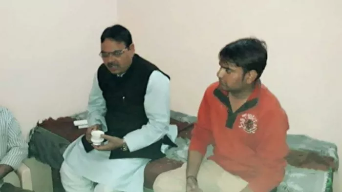 राजस्थान के मुख्यमंत्री भजन लाल शर्मा के रिश्ते की बुआ के बेटे सुनील के साथ। सौः स्वजन।