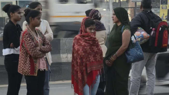 आगरा में रात का तापमान गिरने से ठंड बढ़ गई।