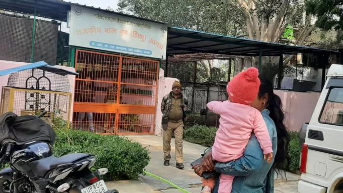 Agra News: राजकीय शिशु गृह में नन्हीं बुआ को देख दुलार जताने लगी अबोध