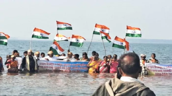 फोटो- अनुगुल के रेंगाली बांध परियोजना के ब्राह्मणी नदी में जल सत्याग्रह करते लोग।