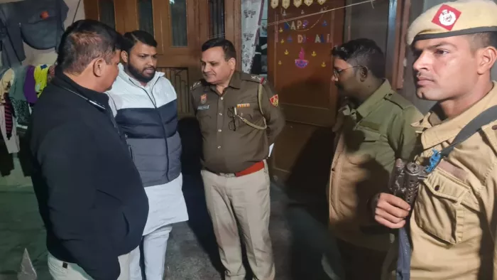 गुरुग्राम में विक्की शर्मा के घर पर मौजूद पुलिस।