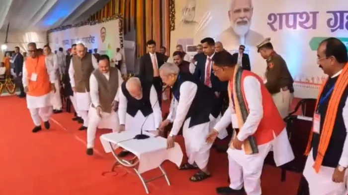 प्रधानमंत्री मोदी रायपुर में मंच पर एक टेबल को खिसकाते हुए। (फोटो- एएनआई)