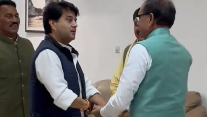 केंद्रीय मंत्री ज्योतिरादित्य सिंधिया (बाएं) और पूर्व मुख्यमंत्री शिवराज सिंह चौहान (दाएं)