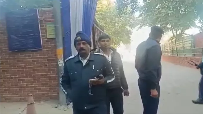 Delhi Schools Bomb Threat: दिल्ली के छह स्कूलों को बम से उड़ाने की धमकी मिली है। फाइल फोटो