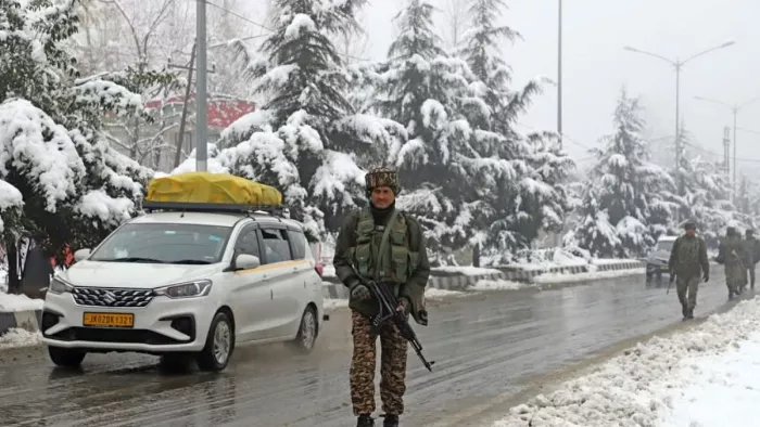 जम्मू-कश्मीर के कई इलाकों में बर्फबारी हुई है। जागरण
