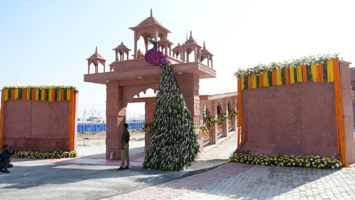 maha kumbh 2025 prime minister will perform kumbhabhishekam today kumbh kalash made of pearls will be installed on triveni coast