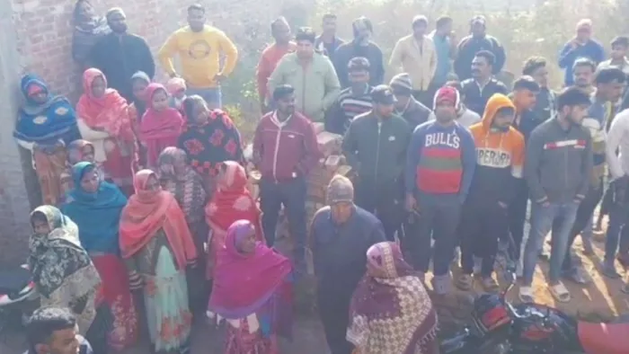 हत्या के बाद मृतका के घर के बाहर मौजूद क्षेत्रवासियो की भीड़। जागरण