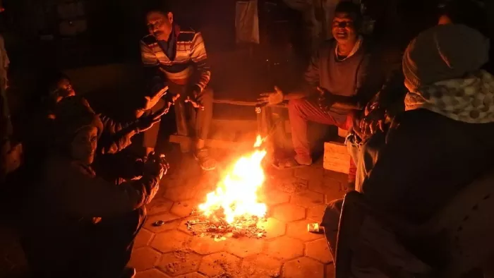 up weather News अलाव सेंकते लोग। जागरण