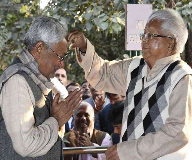 साल 2017 की मकर संकà¥à¤°à¤¾à¤‚ति के अवसर पर नीतीश कà¥à¤®à¤¾à¤° को दही का टीका लगाते लालू यादव। फाइल तसà¥à¤µà¥€à¤°à¥¤