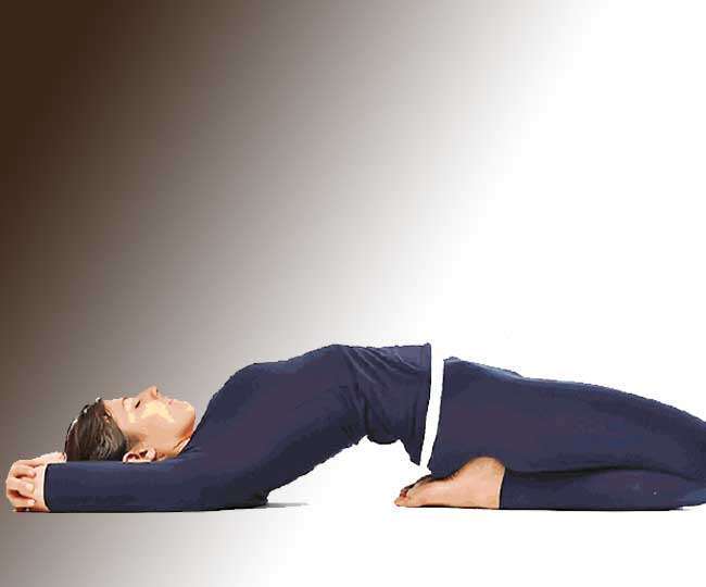 सर्पासन योग आसन से मजबूत होंगी कंधे, हाथ और पीठ की मांसपेशियां, ये है करने  का तरीका Sarpasana Yoga postur Benefit