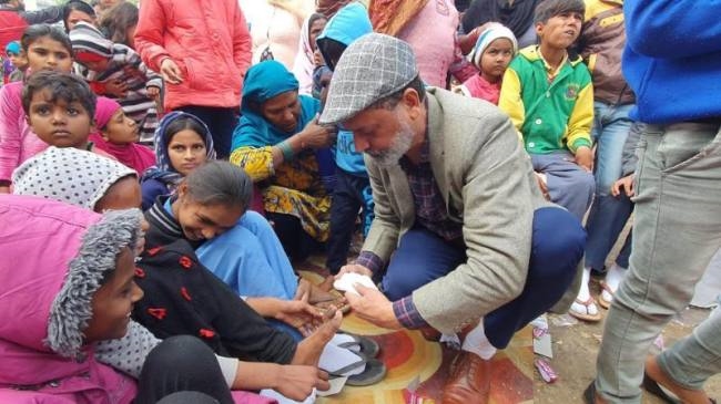 400 बच्चों को वस्त्र व रेवड़ी-मूंगफली, चाय और पैटीज बांटे