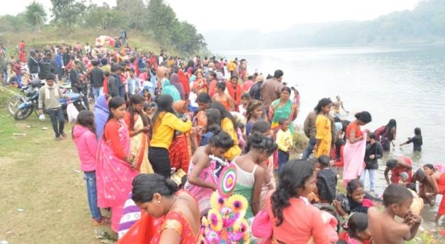 मकर संक्रांति पर श्रद्धालुओं ने दामोदर नदी में लगाई आस्था की डुबकी - Devotees take a holy dip in Damodar river on Makar Sankranti