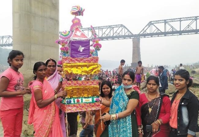 मकर संक्रांति पर श्रद्धालुओं ने दामोदर नदी में लगाई आस्था की डुबकी - Devotees take a holy dip in Damodar river on Makar Sankranti