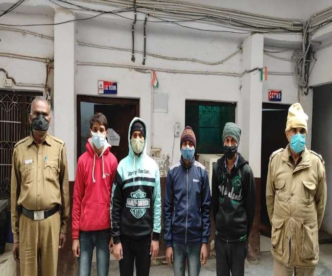 दिल्ली के करावल नगर इलाके में कैंची से गला रेतकर महिला की हत्या करने वाले चार गिरफ्तार