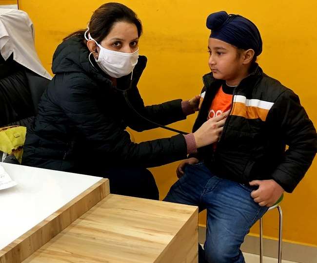 बच्चे का चेकअप करती हुईं डाक्टर सुप्रिया रंधावा।