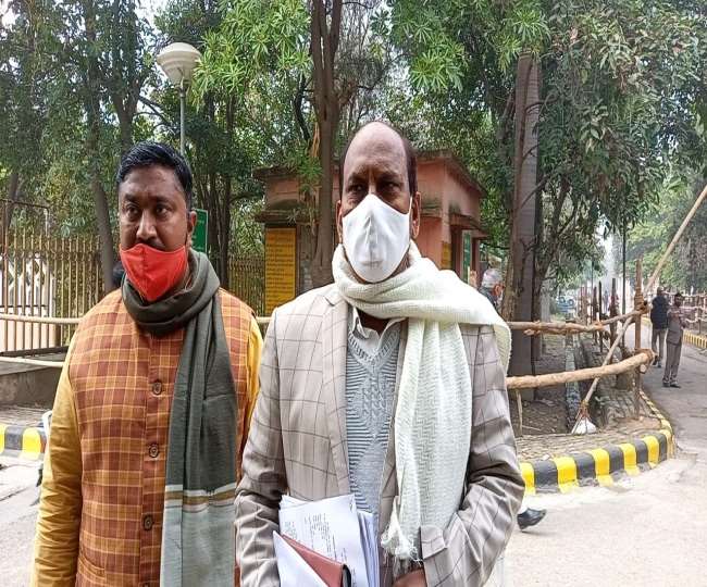 नामांकन प्रक्रिया को लेकर गौतमबुद्व नगर में डीएम कार्यालय को गुब्बारों से सजाया गया है।