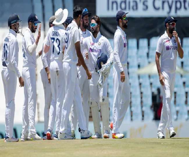 कप्तान कोहली के साथ भारतीय टेस्ट टीम के खिलाड़ी (एपी फोटो)
