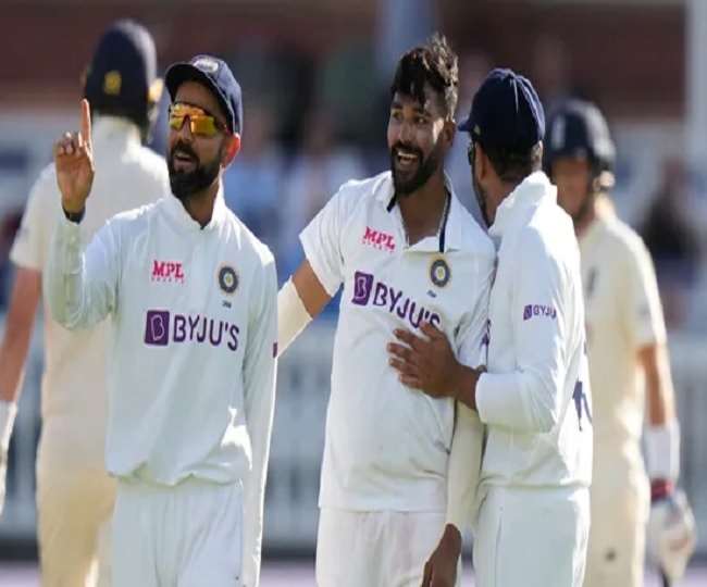 भारतीय टेस्ट कप्तान विराट कोहली साथी खिलाड़ियों के साथ (एपी फोटो)