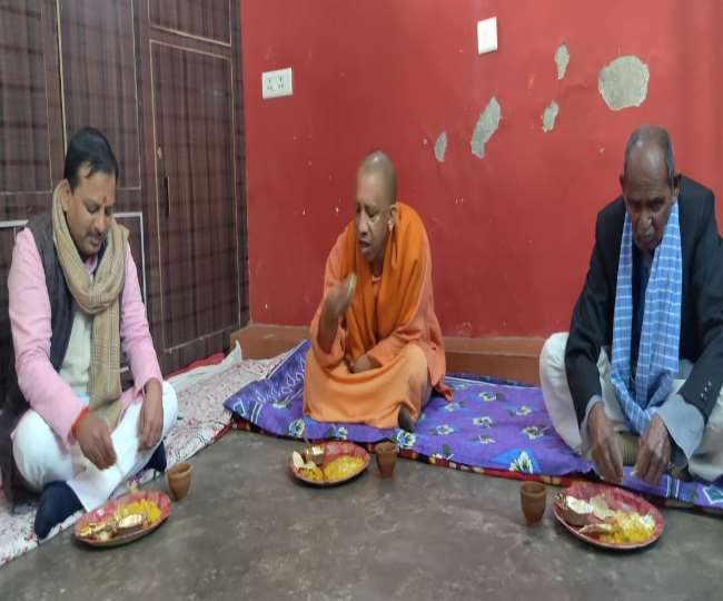 Happy Makar Sankranti 2022: गोरखपुर में दल‍ित के घर ख‍िचड़ी खाते सीएम योगी आद‍ित्‍यनाथ। - जागरण