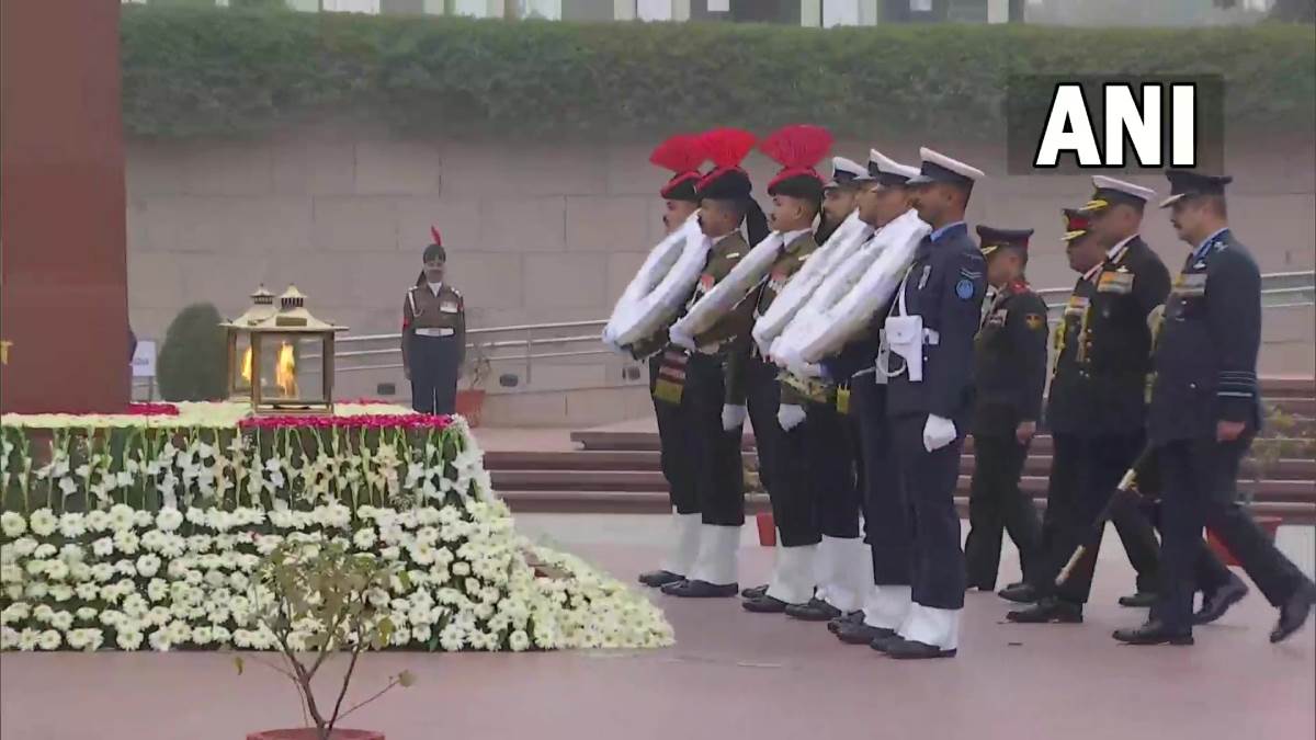 on the occasion of armed forces veterans day the three army chiefs laid wreaths at the national war memorial in delhi