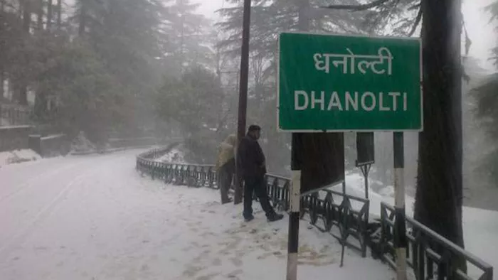 Uttarakhand Weather: धनोल्टी व आसपास के इलाकों में सीजन का पहला हिमपात हुआ।