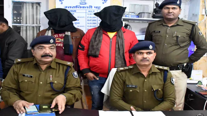 पत्रकार वार्ता करते हुए नगर डीएसपी राघव दयाल।