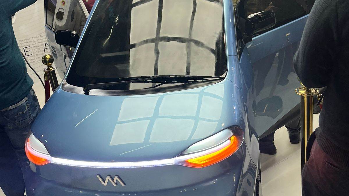 Auto Expo 2023 में दिखी 2 सीटर सोलर कार, गाड़ी को देखकर लोग बोले