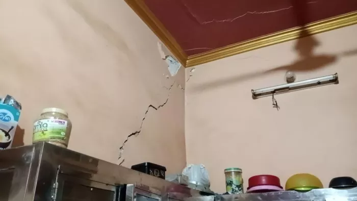 Baghpat News: बागपत के मकान में आई दरार।