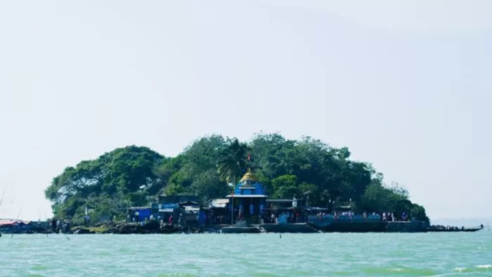 एक नाव घने कोहरे के कारण चिलिका झील के बीच में फंस गई ।