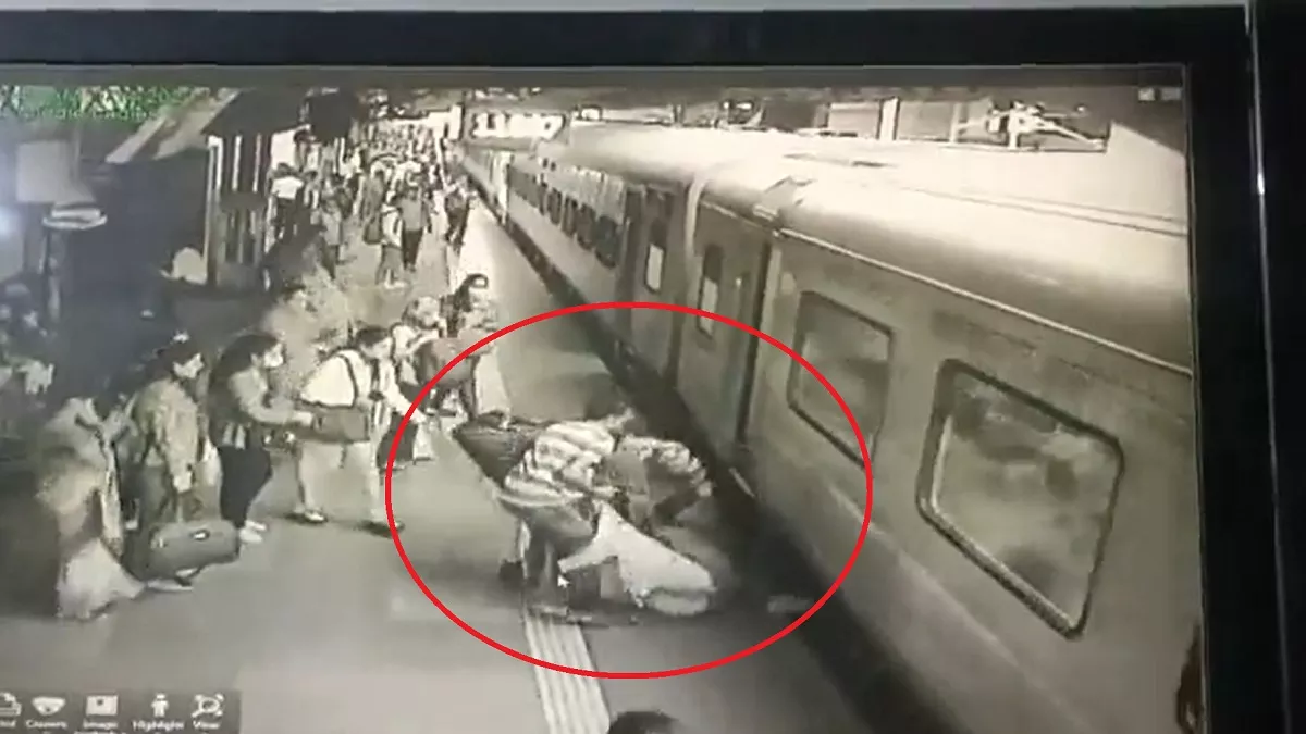 Mumbai News: चलती ट्रेन में चढ़ रही थी महिला, तभी अचानक फिसला पैर (फोटो एएनआइ)