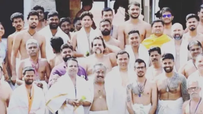 भारतीय खिलाड़ियों ने श्री पद्मनाभस्वामी मंदिर के किए दर्शन। फोटो- @CricCrazyJohns ट्विटर हैंडल