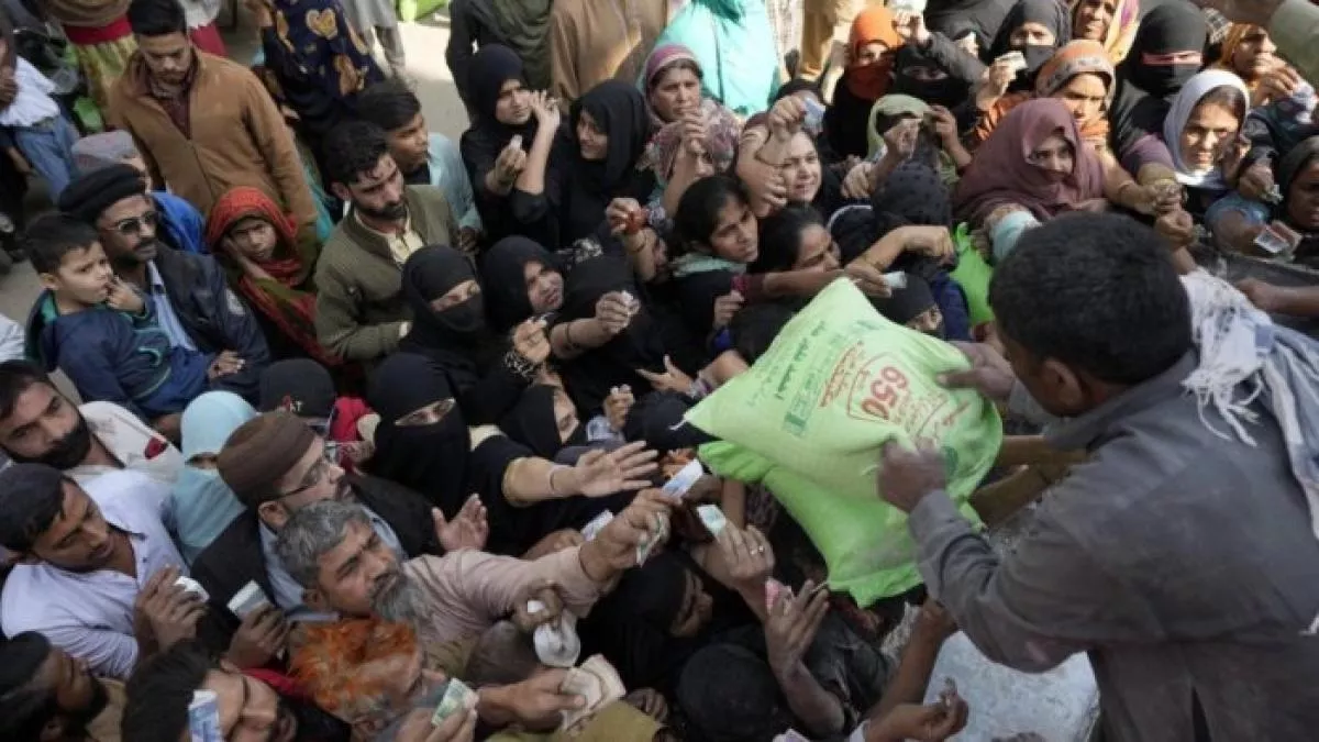 VIDEO: भुखमरी की कगार पर पाकिस्तान...आटे की किल्लत ने बढ़ाई परेशानी..बेहाल  हैं आम लोग - Wheat crises Pakistan starving Flour crisis rocks Pakistan  citizens desperate