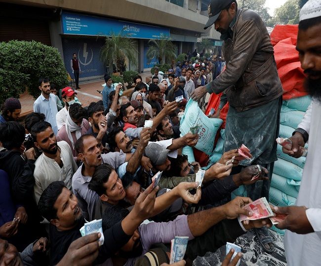 Pakistan Inflation: घास की रोटी खाकर परमाणु बम बनाने वाले पाकिस्तान को पड़  रहे खाने के लाले, आटे के लिए भगदड़ - Pakistan Inflation Zulfikar Ali Bhutto  statement regarding atom bomb ...