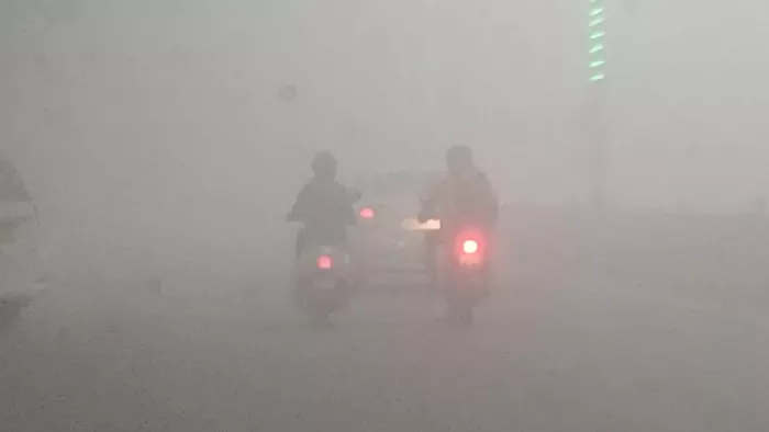 Delhi Weather Today: घने कोहरे की चादर में लिपटा दिल्ली-एनसीआर