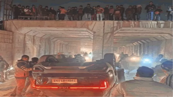 Hisar: सूर्य नगर से सेक्टर 1-4 की तरफ जाने वाले आरयूबी में पलटी कार