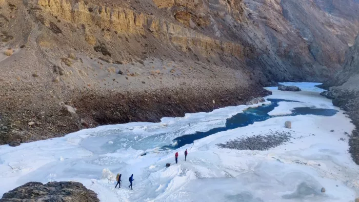 लद्दाख में बर्फ से जमी जंस्कार नदी चादर ट्रैक शुरू