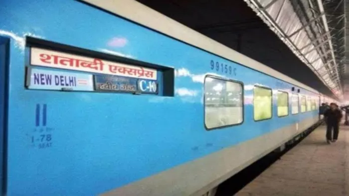 वंदे भारत की तर्ज पर शताब्दी एक्सप्रेस में भी सुविधाओं का होगा कायाकल्प
